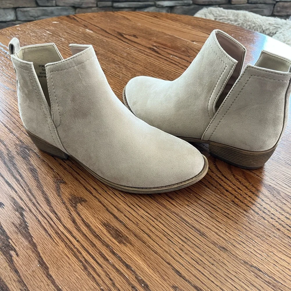 Journee Collection Women’s Rimi Bootie in Stone Suede Stack Block Heels Size 8.5